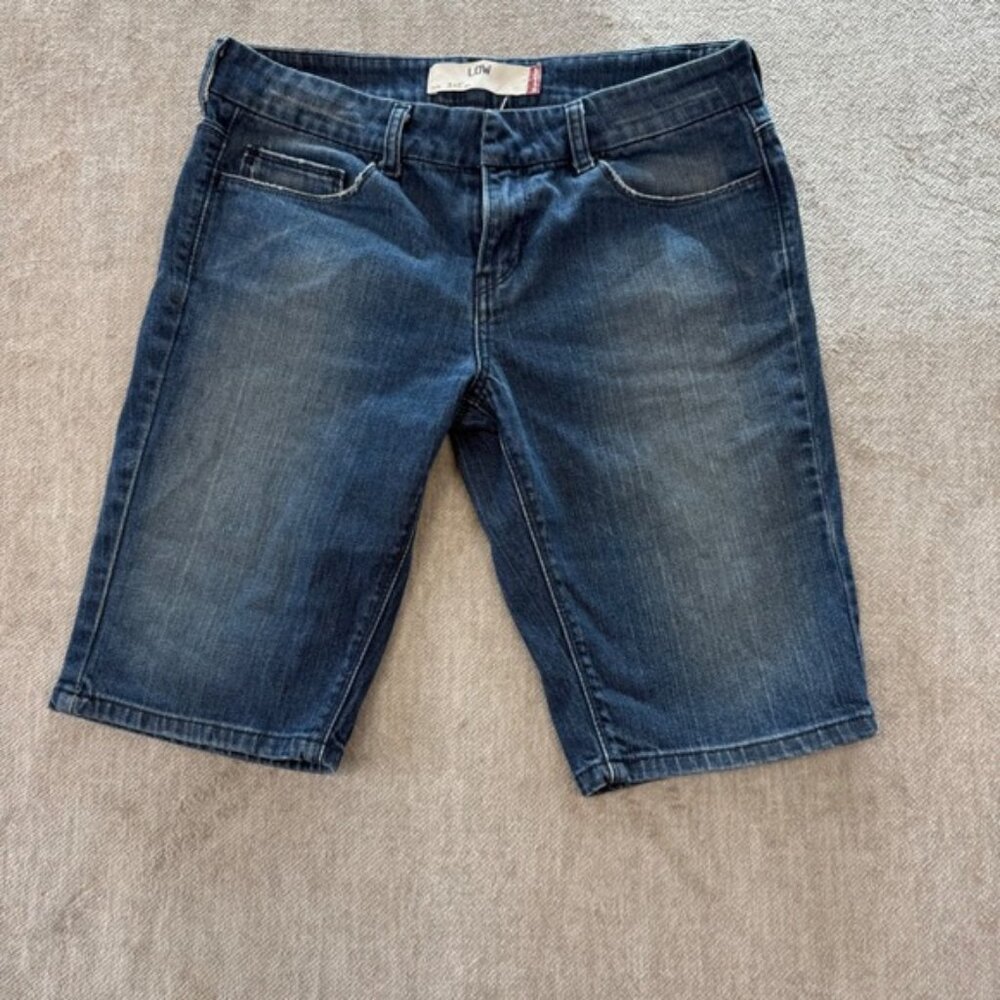 Levis 545 Low Rise Bermuda Denim Shorts Dark Wash Blue Womens Size 8 Stretch